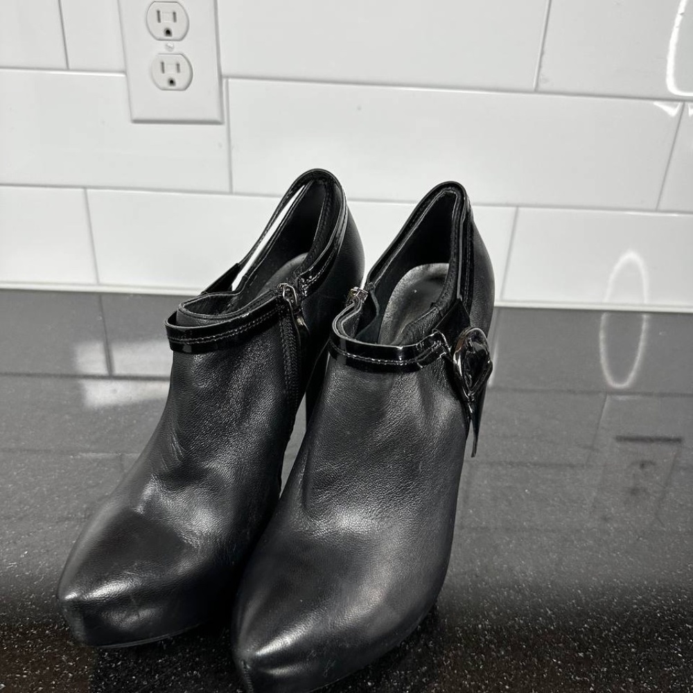 Bakers Black Leather Irene Ankle Boots Size 8 Fashion Style